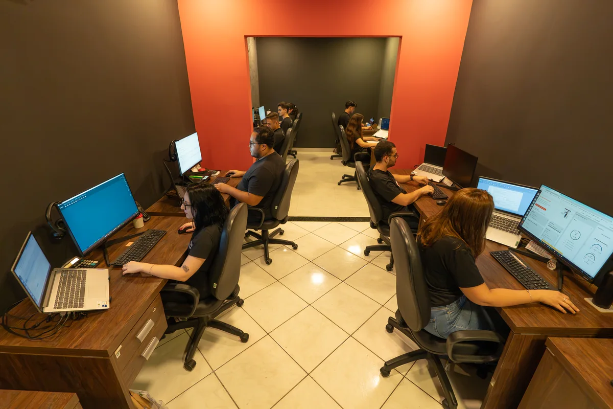Equipe da Master Contábil trabalhando no escritório