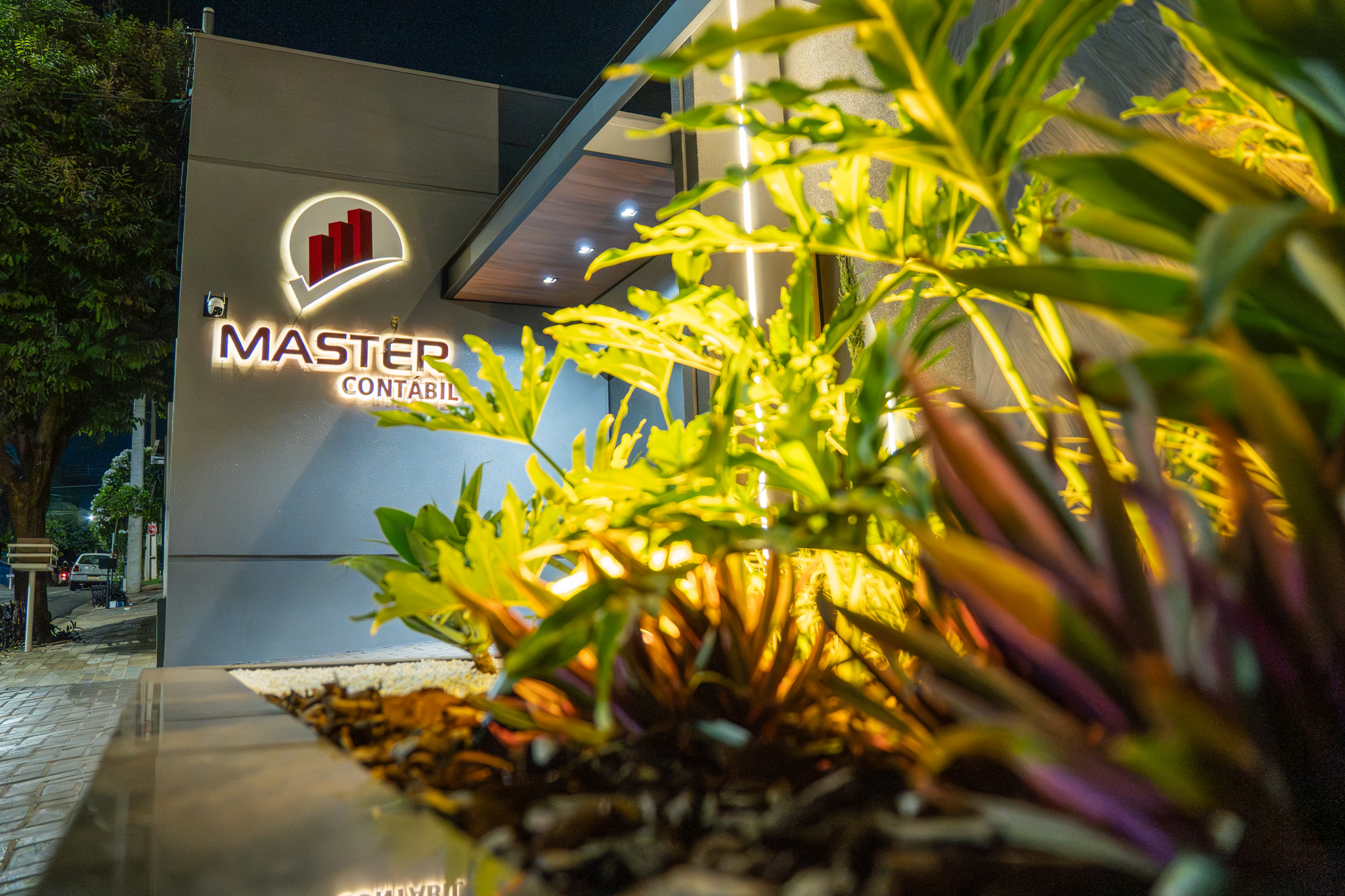 Fachada iluminada da Master Contábil