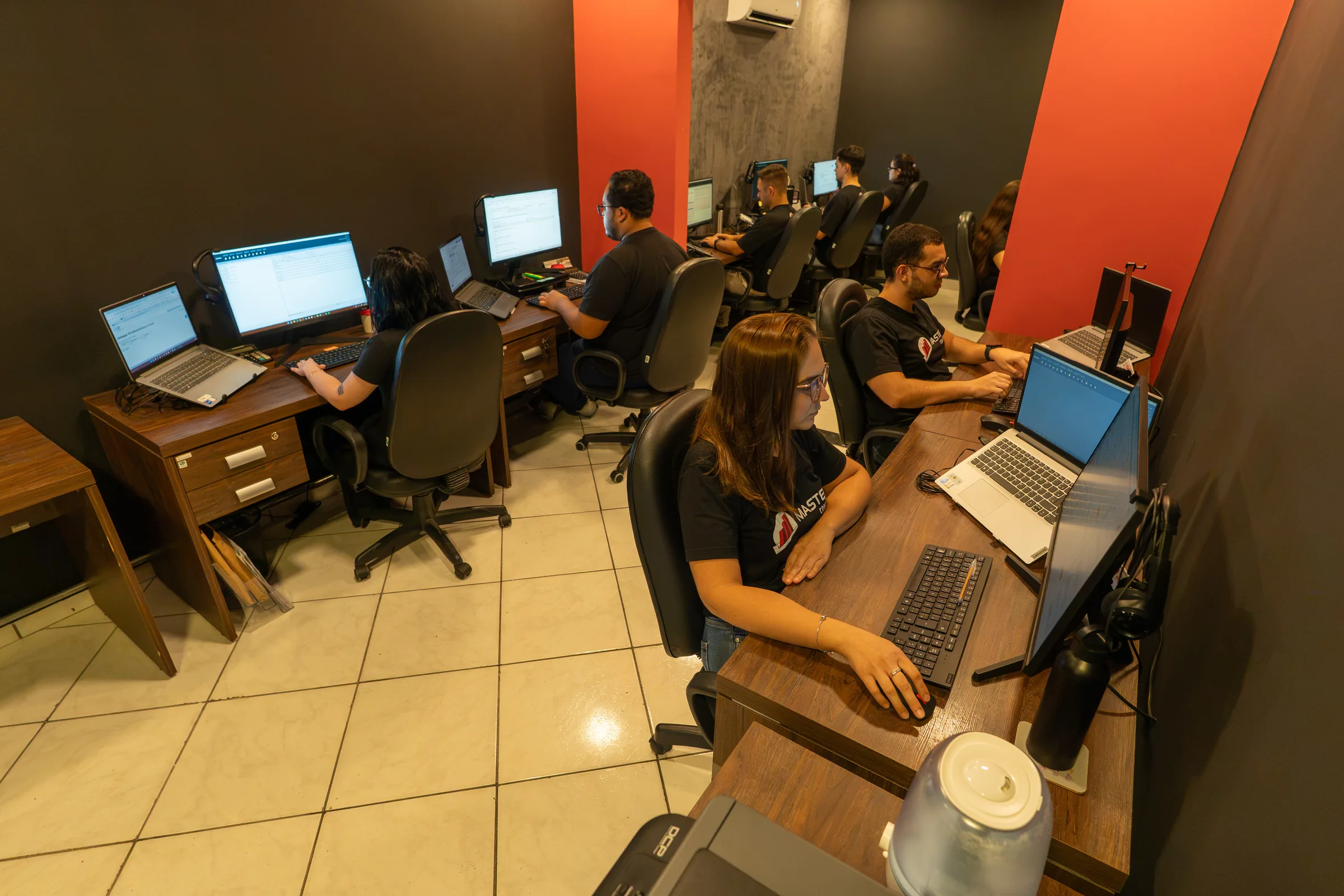 Equipe da Master Contábil trabalhando no escritório
